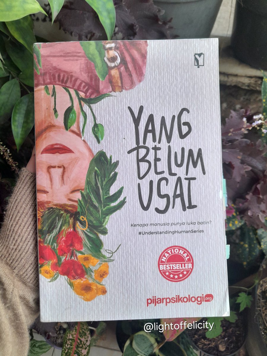 lightoffelicity's tweet photo. meski sudah lama tidak ripiu buku, selalu ada waktu untuk mulai lagi huhu

oke, kali ini kita akan bahas buku judulnya "Yang Belum Usai" dari @/pijarpsikologi https://t.co/UCbXiTqLPl