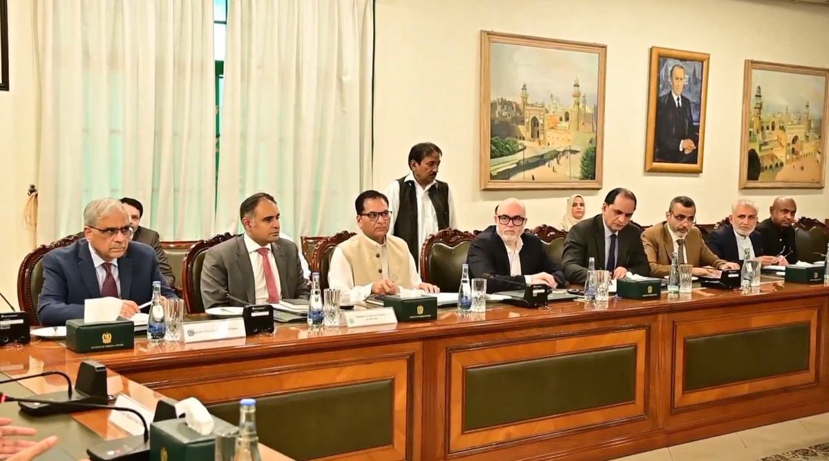 HafniMian's tweet photo. نائب وزیراعظم سینیٹر اسحاق ڈار کی زیر صدارت کفایت شعاری اقدامات کی نگرانی و عملدرآمد کمیٹی کا اجلاس،جس میں وفاقی وزراء، وزیر مملکت برائے خزانہ و ریلوے @BilalAKayani ، سیکرٹریز تجارت، کابینہ، پیٹرولیم، اور آئی ٹی و ٹیلی کمیونیکیشنز سمیت صوبائی حکومتوں کے سینئر حکام نے شرکت کی۔ https://t.co/2lglVNNk2l