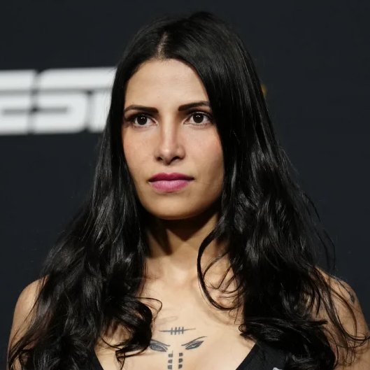 AcervoCharts's tweet photo. Em 2019, um homem tentou agredir uma mulher no Rio de Janeiro sem saber que ela era Polyana Viana, uma lutadora do UFC. https://t.co/idKNEv19bj
