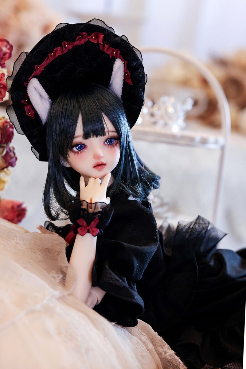 DOLKSTATION's tweet photo. 【DOLK×Asleep Eidolon】

ドル沼レビュー登場記念で再登場の
黒猫の令嬢 Ivyはご覧になりましたか？

➡https://t.co/6ve8blHJe8

大人と少女の狭間のような造形が愛されている Ivyが美しい黒猫に。anggyeo氏の限定メイク、Dolly houseの美麗ドレスの細部まで動画でご紹介✨

抽選受付は6/7(日)まで。 https://t.co/gyrJSz3Xsn