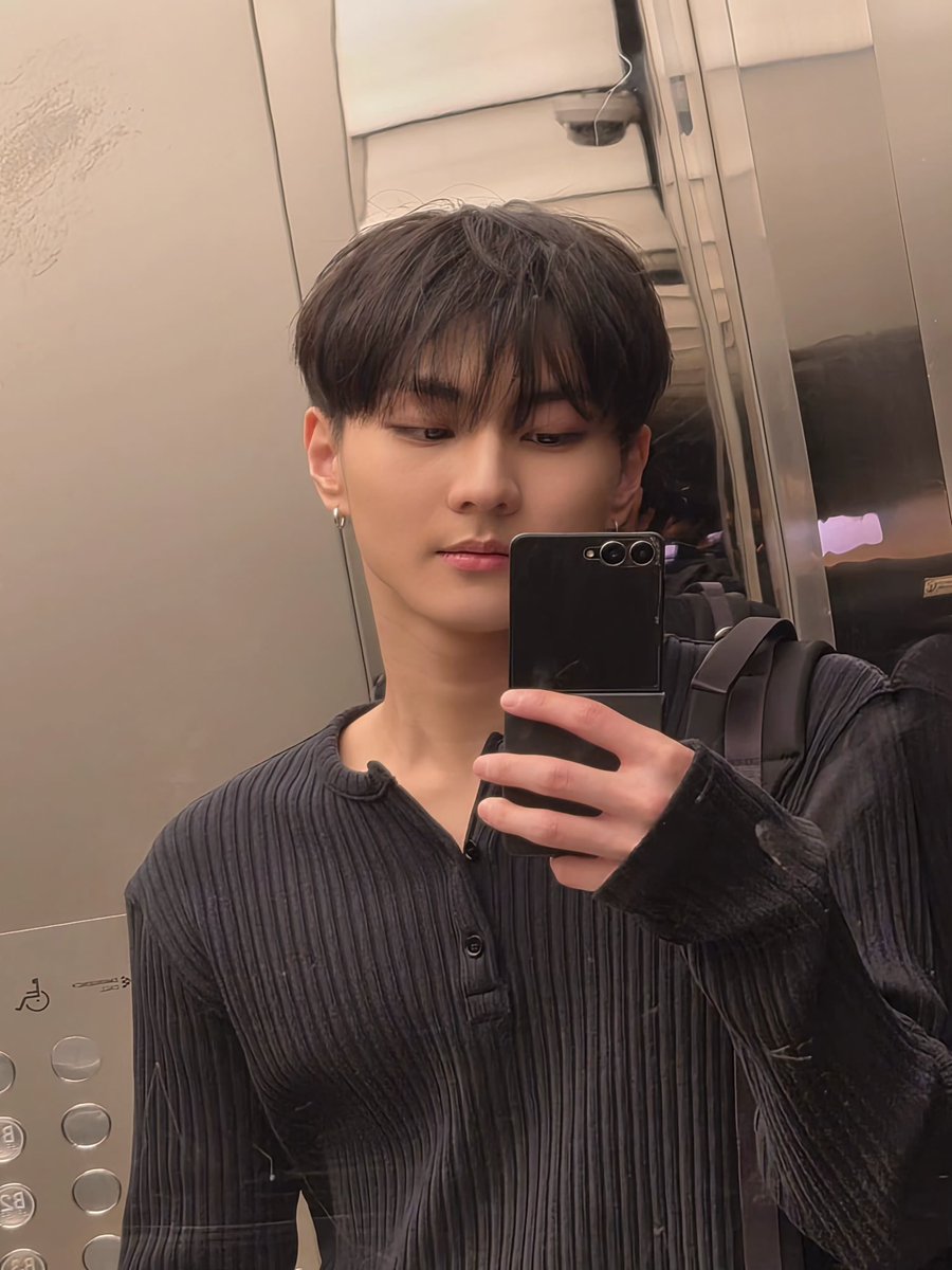 overcupid's tweet photo. jungwon elevator selcas 🤍___🤍 https://t.co/fJaqH3gloD