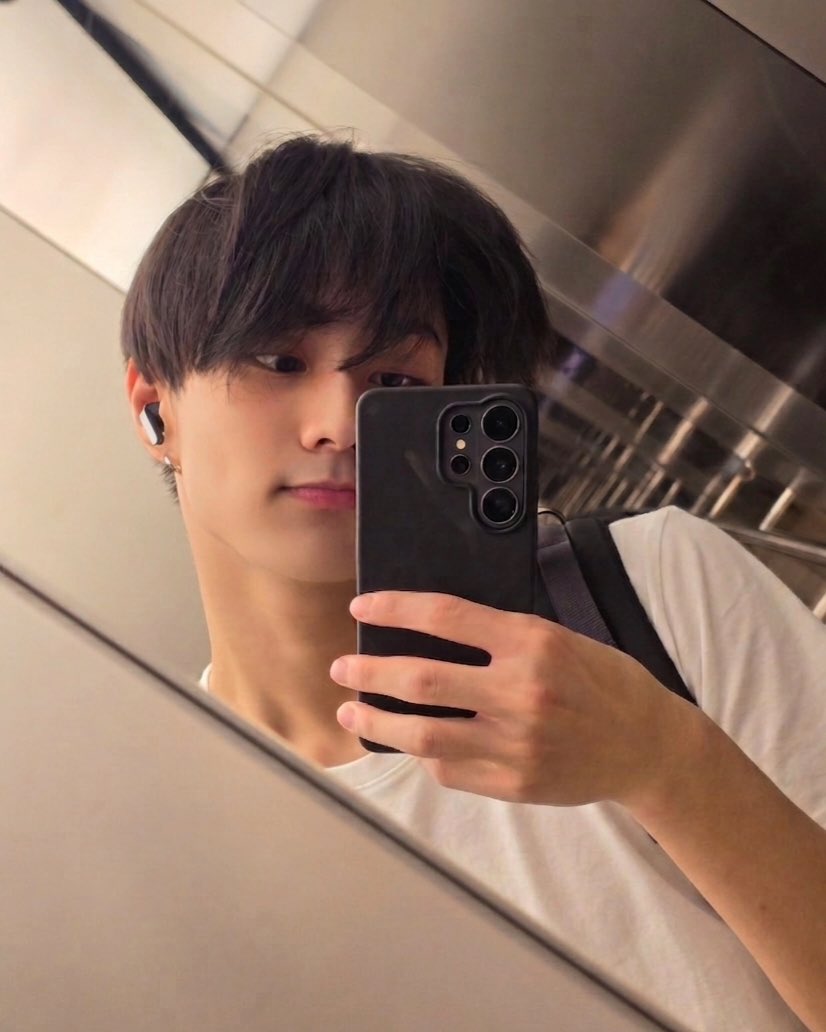 overcupid's tweet photo. jungwon elevator selcas 🤍___🤍 https://t.co/fJaqH3gloD
