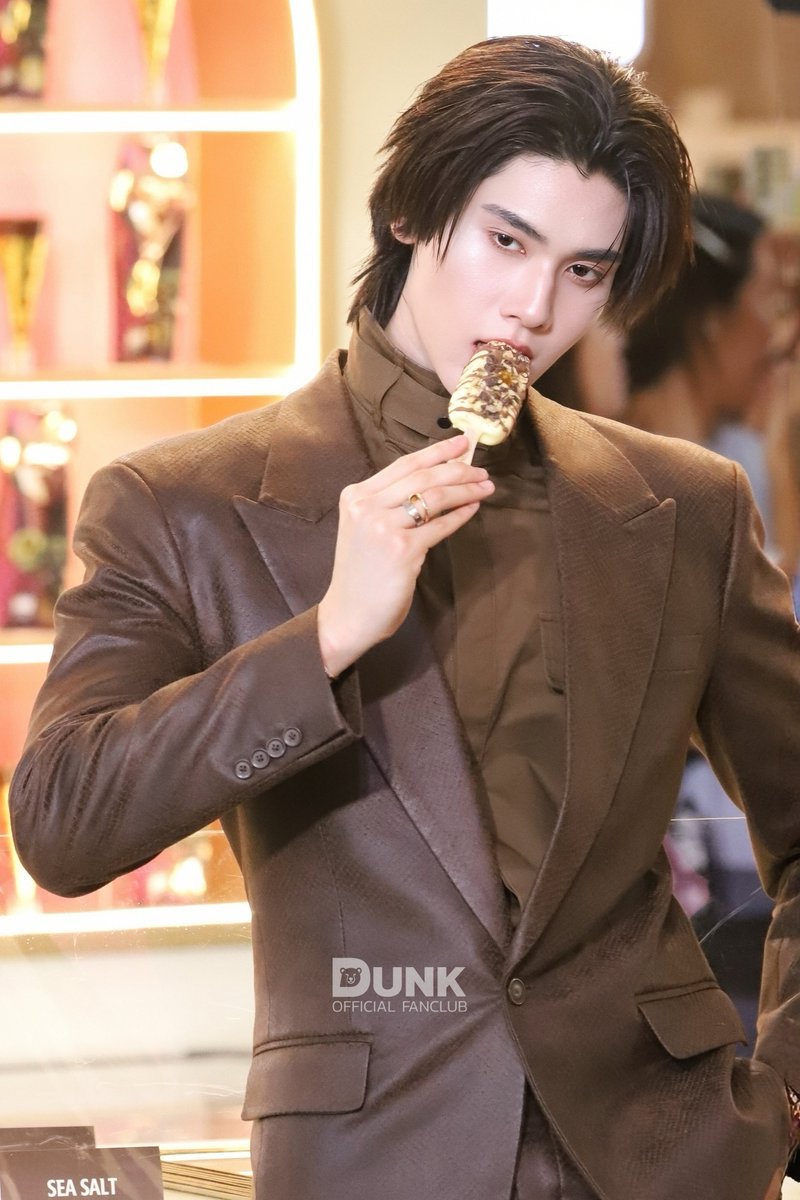 DunkOfficialFC's tweet photo. A timeless gentleman.

สุภาพบุรุษเหนือกาลเวลา 

JOONGDUNK X HOUSEOFMAGNUM  

#MagnumTHxJoongDunk https://t.co/gvCPz0WER7
