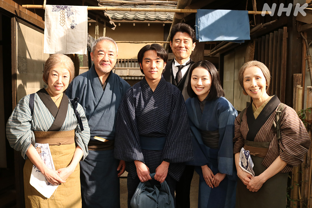 asadora_nhk's tweet photo. 退院したチュウこと丸山忠蔵は直美がいた長屋に住むことになりました。
“大家さん”たちも大歓迎。
記念に皆さんで📸

👇なぜ長屋に住むことに？理由は見逃し配信で！
https://t.co/mm19bQrIkW

上坂樹里 原田泰造 若林時英
春海四方 松金よね子 広岡由里子
#風薫るオフショット
#朝ドラ #風薫る https://t.co/eWfLoy2f6a