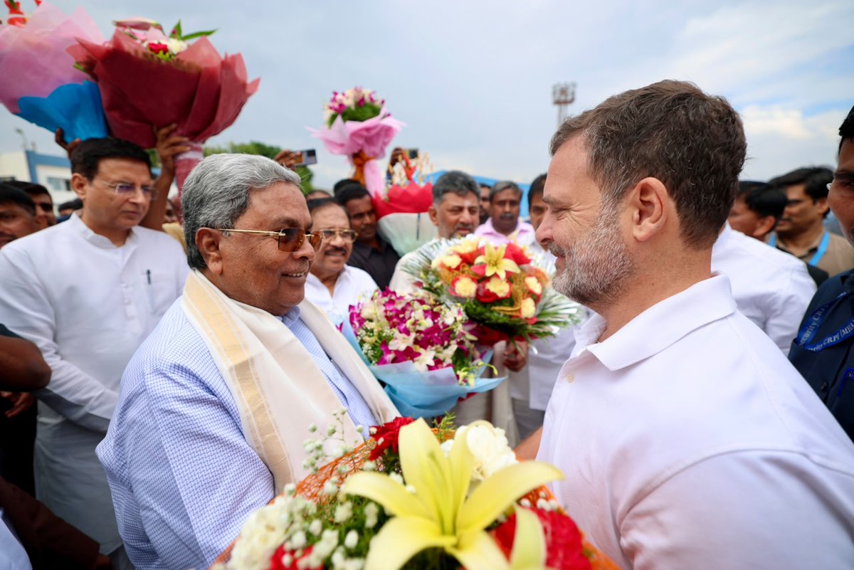 INCIndia's tweet photo. Congress President Shri @kharge and Leader of Opposition Shri @RahulGandhi received a warm welcome upon their arrival at HAL Airport, Bengaluru.

📍 Karnataka https://t.co/CXAxpwecLK