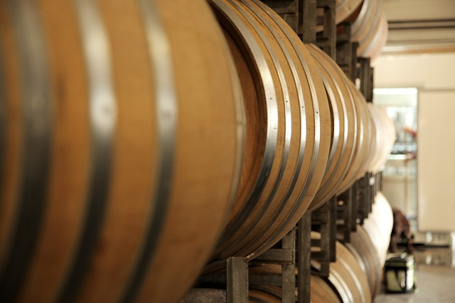 Bodegas_Protos's tweet photo. La Crianza: donde el vino se hace mayor. ⏳🍇 Es el proceso de maduración que define la personalidad de cada tinto. Un baile en dos tiempos:
1️⃣ En barrica: para ganar cuerpo y notas tostadas.
2️⃣ En botella: para equilibrarse y alcanzar su plenitud.
Sin este reposo, un Reserva no sería la joya que llega a tu mesa. 💎🍷