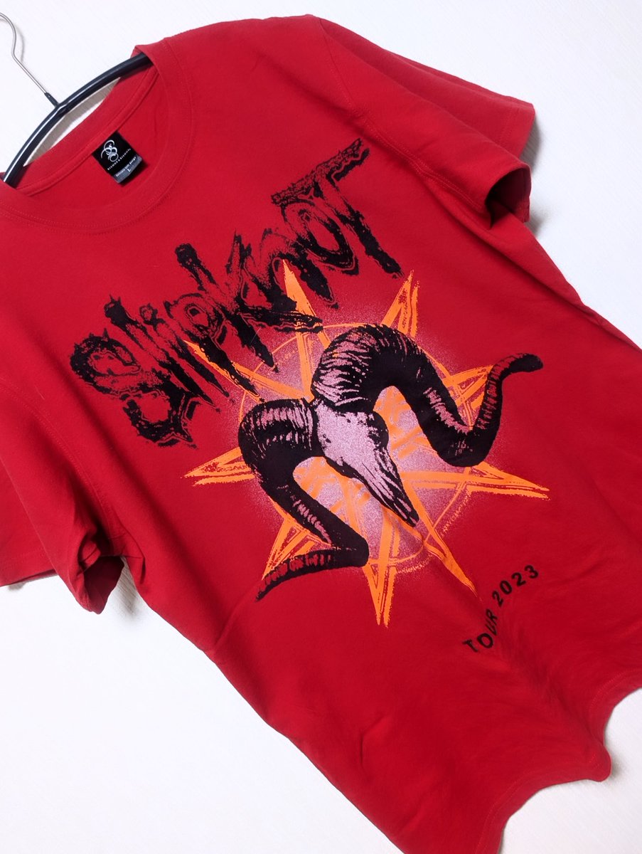 _UpToEleven_'s tweet photo. ～88枚目～
KNOTFEST JAPAN 2023で購入した赤T。
会場の8割が黒Tシャツだったけど。
・
・
・
・
・
#KNOTFESTJAPAN2023 #Slipknot #スリップノット #バンドTシャツ #Tシャツ
                 https://t.co/rPpr3pF9NU https://t.co/dNxWBbybGf
