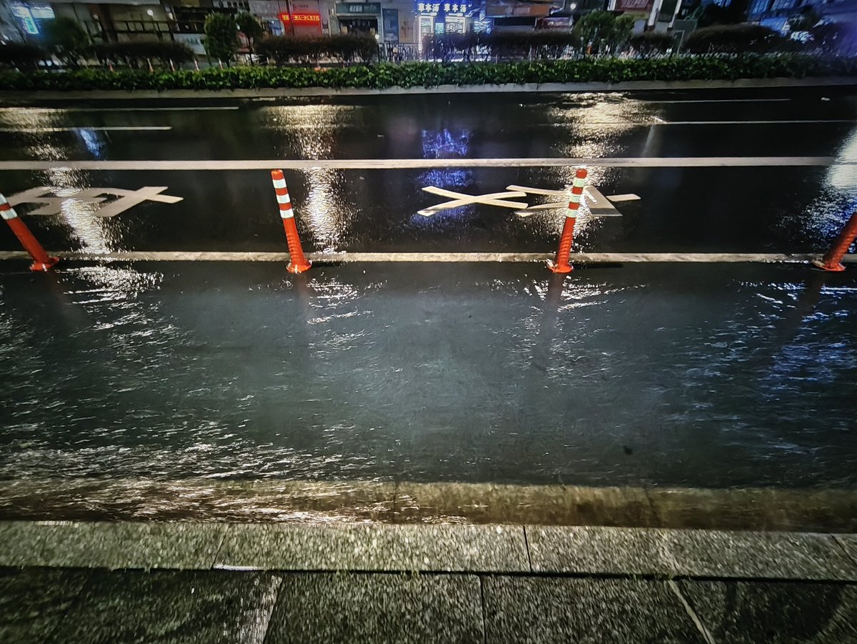 Chacat68's tweet photo. 这雨下到把路都淹了 https://t.co/fsPrc0RU9d
