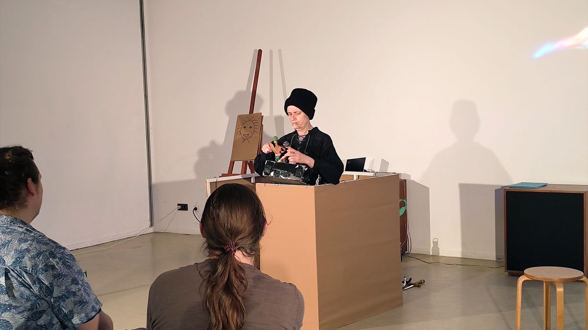 NH_Gatow's tweet photo. Letzte Woche hat Bridge Markland mit „Räuber in the Box“ das Nachbarschaftshaus an der Havel absolut gerockt! 🎭 Die geniale Mischung aus Puppenspiel mit Actionfiguren, Musik &amp; Schauspiel war ein perfektes, extrem unterhaltsames Erlebnis. Danke an alle! ✨ #Gatow #TheaterBerlin https://t.co/hzO933niR8