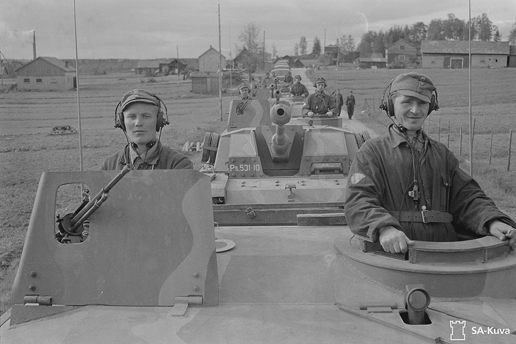 MRitarit's tweet photo. Hyvää Puolustusvoimain lippujuhlan päivää 🇫🇮
4. kesäkuuta tuli Puolustusvoimain lippujuhlan päiväksi vuonna 1942 eli 84 vuotta sitten. Kyseinen päivä on myös marsalkka Mannerheimin syntymäpäivä. 

Kuva: SA-Kuva. Rynnäkkötykkipataljoonan vaunuja paraatissa Ensossa 4.6.1944. https://t.co/oJxgB9Vyzh