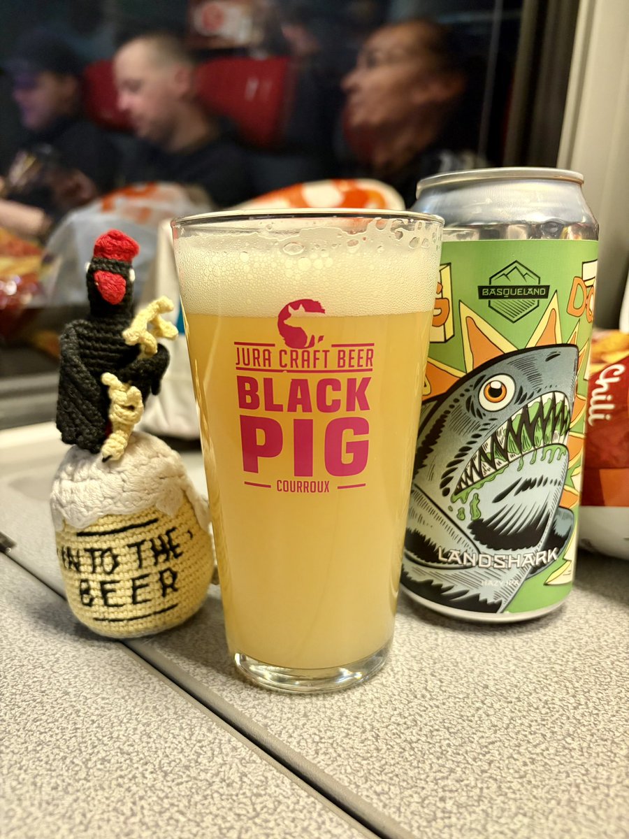 IntoTheBeer's tweet photo. 🇪🇸 Nouvelle bière d’Espagne avec cette « Landshark », une bière brasée à Hernani, Euskadi, Espagne par la Basqueland Brewing. Bière de style Hazy India Pale Ale qui pointe à 6.4% Vol. Alc. et qui dévoile une robe blonde brumeuse ornée d’une coiffe blanche. https://t.co/IoDT8rU0Qf