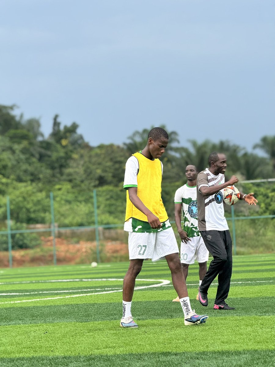 grassrunnersfc's tweet photo. The grind continues. 💚⚽

#grassrunnersfc #growingtogther #trainingsession https://t.co/MM0XzcBRTr