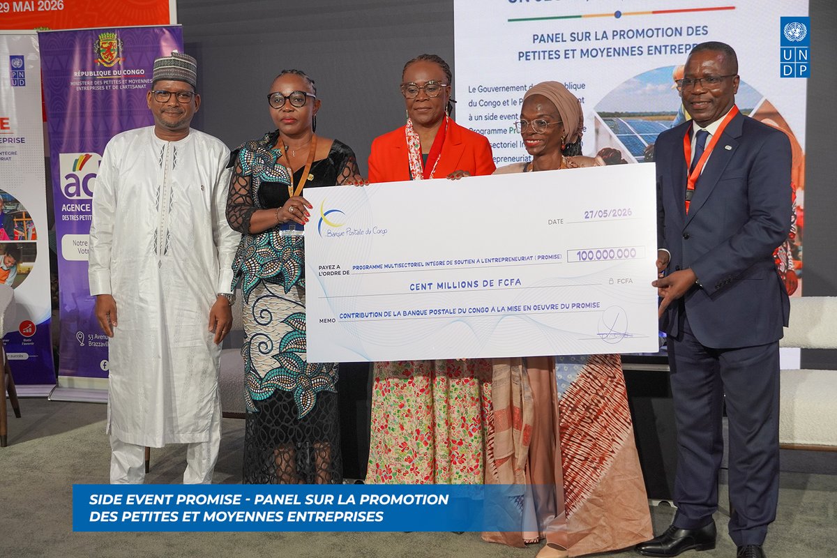 PNUDRepduCongo's tweet photo. 🤝 Un premier engagement fort en faveur de l’entrepreneuriat congolais

En marge des Assemblées annuelles 2026 de la Banque africaine de développement, le side event consacré au programme ProMISE – Un jeune, une entreprise a été marqué par la signature d’un accord entre le PNUD et la Banque Postale du Congo, portant sur une contribution de 100 millions de FCFA destinée à soutenir la mise en œuvre du programme.

Cet engagement constitue un signal fort en faveur du financement des petites et moyennes entreprises, de l’autonomisation économique des jeunes et des femmes, ainsi que du développement d’un entrepreneuriat créateur d’emplois et de valeur ajoutée.

À travers cette contribution, la Banque Postale du Congo devient le premier partenaire à s’engager financièrement aux côtés du PNUD pour soutenir la mise en œuvre de ProMISE, démontrant ainsi qu’il est possible de transformer les ambitions en actions concrètes au service du développement économique du pays.

Pour le PNUD, cette mobilisation de ressources nationales illustre l’importance des partenariats stratégiques entre institutions publiques, secteur financier, entreprises et partenaires du développement pour accompagner les entrepreneurs congolais et accélérer la transformation économique du Congo.

Nous saluons la confiance accordée par la Banque Postale du Congo et espérons que cet engagement pionnier inspirera d’autres acteurs publics et privés à rejoindre cette dynamique collective en faveur de l’entrepreneuriat, de l’innovation et de l’emploi.

Investir dans les entrepreneurs aujourd’hui, c’est investir dans la prospérité du Congo de demain.

#PNUD #UNDP #ProMISE #Entrepreneuriat #PME #Jeunesse #InclusionFinancière #BAD2026 #AfDBAM2026 #Congo @BanquePostale @UNDPAfrica  @adamafooly