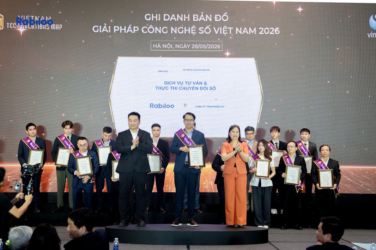 RabilooJapan's tweet photo. Rabilooを代表し、COOのNguyen Xuan Tien氏が2026年のSao Khue Awards授賞式に登壇。人工知能部門とDXコンサルティング部門、二部門受賞の栄誉をその手に受け取りました🏆

お客様・パートナーの皆様のご支援に心より感謝申し上げます。
#SaoKhue2026 #AI #DX #Rabiloo https://t.co/h0sq39sGeN