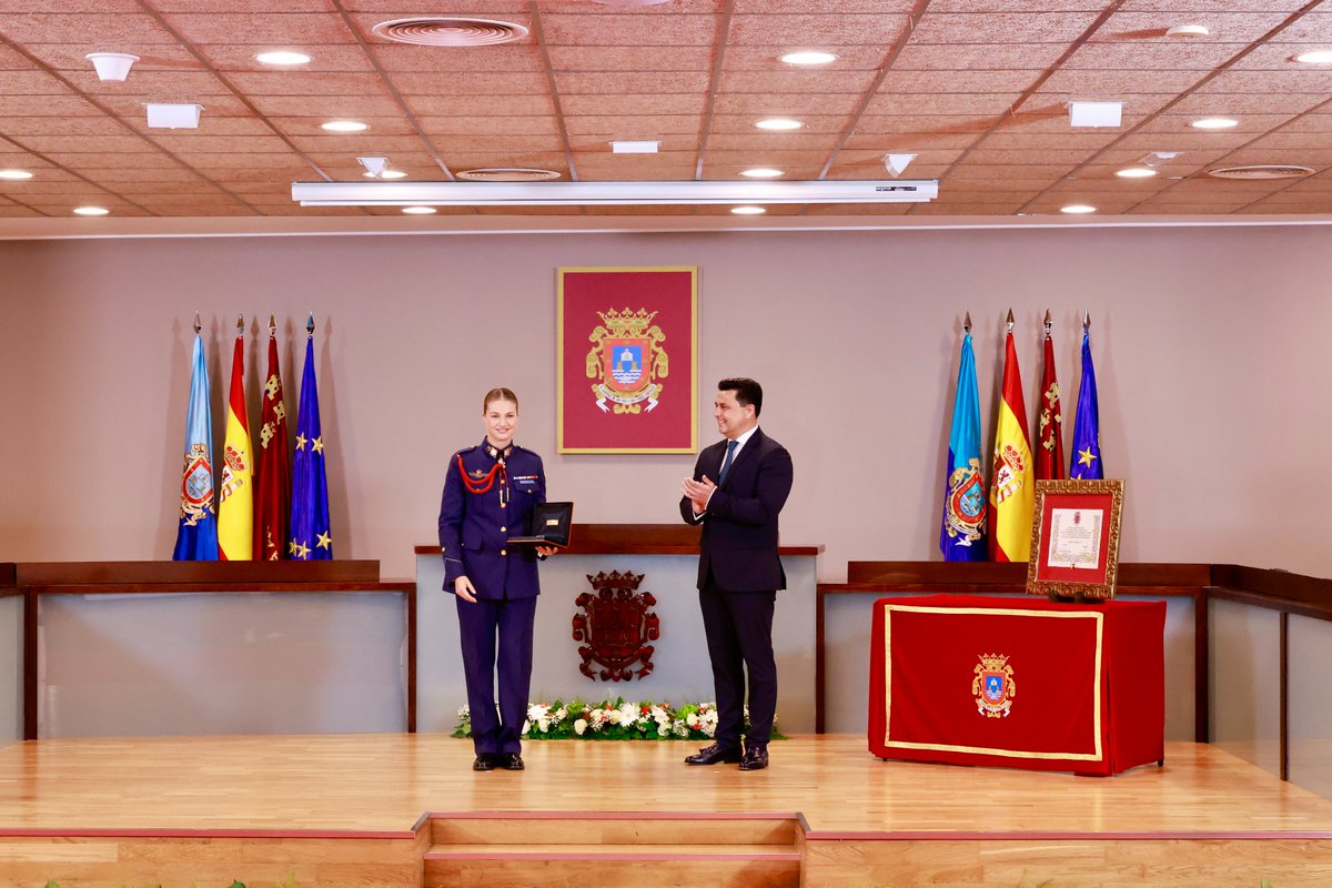 CasaReal's tweet photo. La Princesa de Asturias ha recibido la Medalla de Oro de San Javier concedida por el Ayuntamiento de la Villa y ha sido nombrada Hija Adoptiva del municipio, como muestra de arraigo tras realizar su formación militar en la Academia General del Aire y del Espacio (AGA) ubicada en la localidad.

➡️https://t.co/fuFyKY2ay5