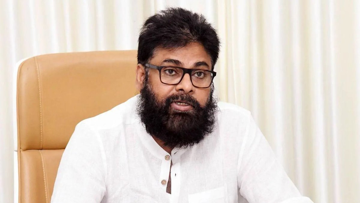CockroachTVNews's tweet photo. పవన్ కళ్యాణ్ కీలక వ్యాఖ్యలు

• తెలంగాణలో పోటీపై ప్రస్తుతం ఎలాంటి ముందస్తు ప్రణాళికలు లేవు.
• దేశ సమగ్రతను దెబ్బతీసేలా ఎవరూ వ్యవహరించకూడదు.
• నేను తెలంగాణ ప్రజలను ఉద్దేశించి ఎలాంటి చెడు వ్యాఖ్యలు చేయలేదు.
• తెలంగాణ ముమ్మాటికీ ఆ ప్రాంత భూమిపుత్రులదే.
• కేటీఆర్ నాకు సోదరుడి లాంటి వారు.
• ప్రాంతీయవాదం వేరు, ప్రత్యేక రాష్ట్రం కోరుకోవడం వేరు.
• ఇలా విభజించుకుంటూ వెళ్తే చివరికి ఎక్కడికి వెళ్తాం?
• భూమికి సరిహద్దులు ఉంటాయి, మనసుకు ఉండవు.
• ఏపీ నుంచి వెళ్లి తెలంగాణలో ఎవరూ పోటీ చేయడం లేదు.
• జనసేనలోని తెలంగాణ భూమిపుత్రులే అక్కడ పోటీ చేయాలనుకుంటున్నారు.
• దేశంలో ఎక్కడైనా బతకడం మన హక్కు, ఆ హక్కును కాలరాసే అధికారం ఎవరికీ లేదు.
• కశ్మీరీ పండిట్లను వారి ప్రాంతం నుంచి వెళ్లగొట్టినప్పుడు ఏమైందో అందరికీ తెలుసు.
• 2014 నుంచి 2024 వరకు ఎంతమంది తెలంగాణ కాంట్రాక్టర్లు ఏపీలో పనిచేయలేదా?
• తెలంగాణ జనసేన నాయకులు పోరాటం చేస్తే వారికి మద్దతుగా వెళ్లాను.
• రాష్ట్ర విభజన జరిగి పుష్కరకాలం గడిచినా ఇంకా ఇంత ద్వేషం ఉంటుందని ఊహించలేదు.
• మహారాష్ట్ర, తమిళనాడులో ఎక్కడా ఇలాంటి ఇబ్బందులు ఎదురుకాలేదు.
• ఇదంతా సీఎం @revanth_anumula కు తెలిసి జరిగిందని నేను అనుకోవడం లేదు.
• Rahul Gandhi, Priyanka Gandhi Vadra వయనాడ్‌కు వెళ్లి పోటీ చేయవచ్చా?
• మా ఇల్లు ఉన్న తెలంగాణకు నేను వెళ్లకూడదా? @PawanKalyan 
#PawanKalyan #JanaSena #Telangana #AndhraPradesh #KTR #RevanthReddy #Politics #IndiaPolitics