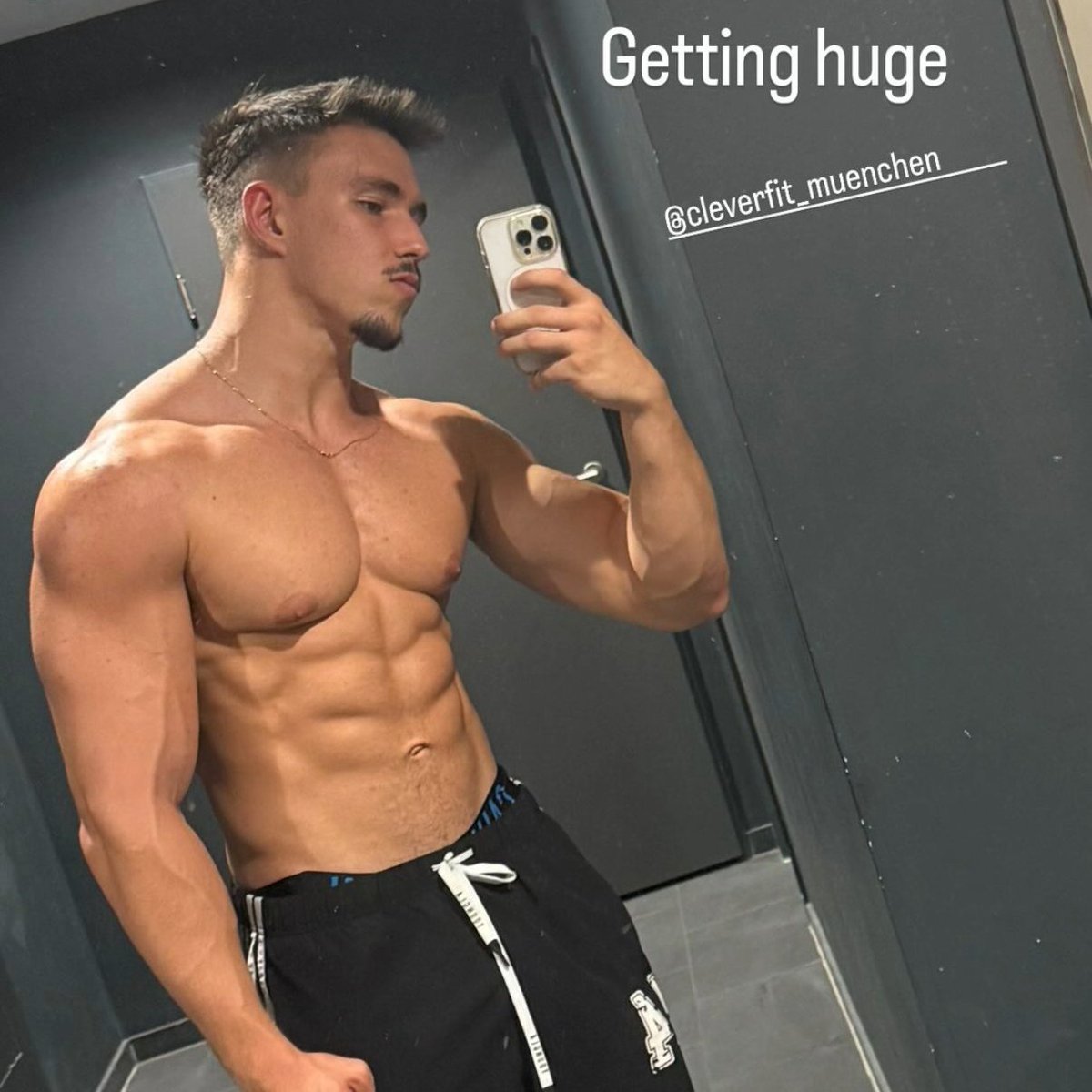 Dmusclevip's tweet photo. Just a simple vibe… turned interesting real quick. That bulge is stealing focus. Would be better shared with someone like you. https://t.co/9yf1dkImUW https://t.co/5S6GYaiqsd