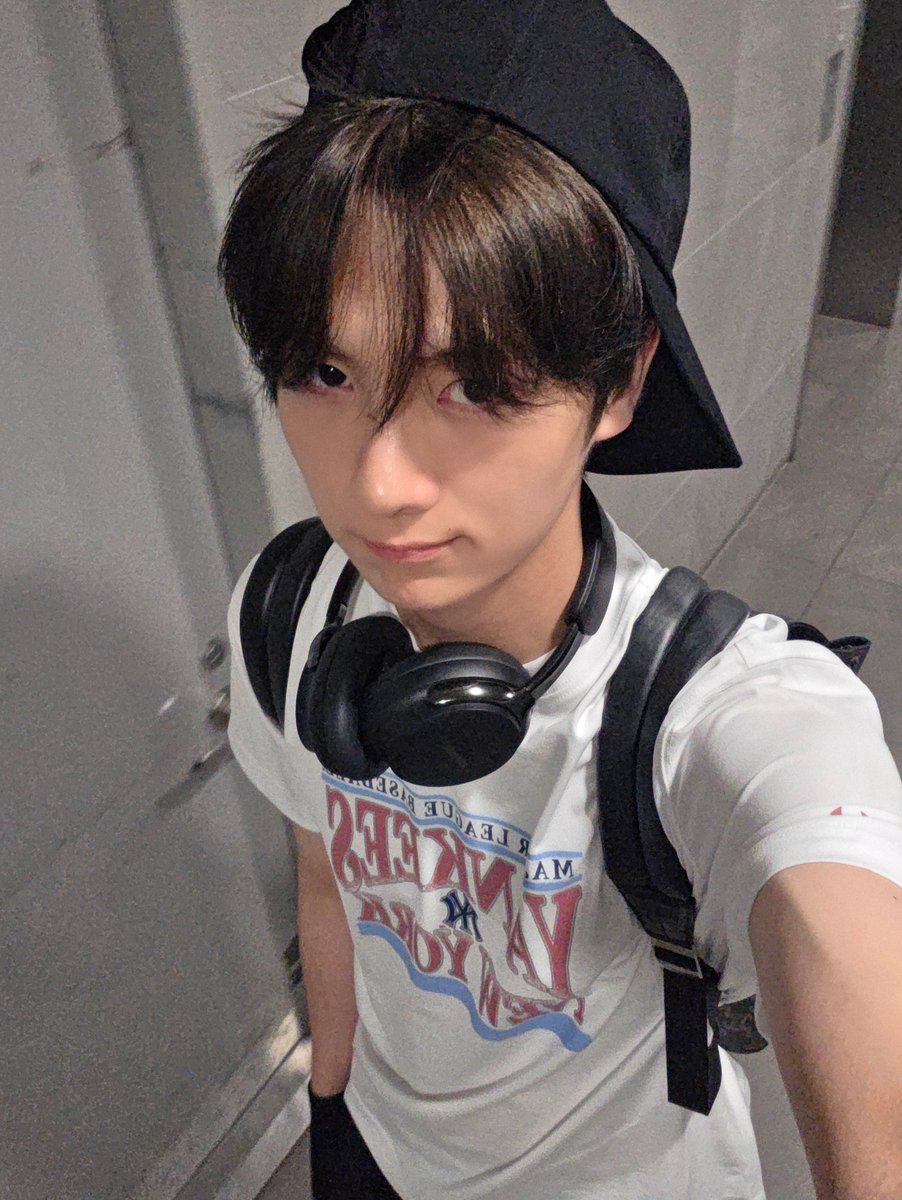 youngeeej's tweet photo. 모자뒤로쓰신분너무마음에들어서그런데...더보기 https://t.co/k9Byw6lnrB