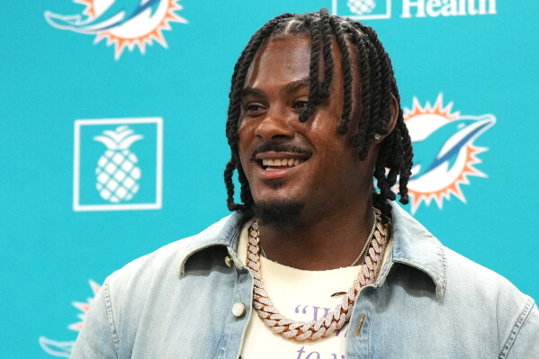4thandTroll's tweet photo. Would you draft Malik Willis for fantasy? 🤔

Avg: 10 rushes per game, 5.5 ypc, scored a rush TD every 20 att

A fully healthy season = 160 rushes for 800+ yards and 7 TDs😳

#PhinsUp #fantasyfootball #nfl #miamidolphins https://t.co/mnggHhvFVj