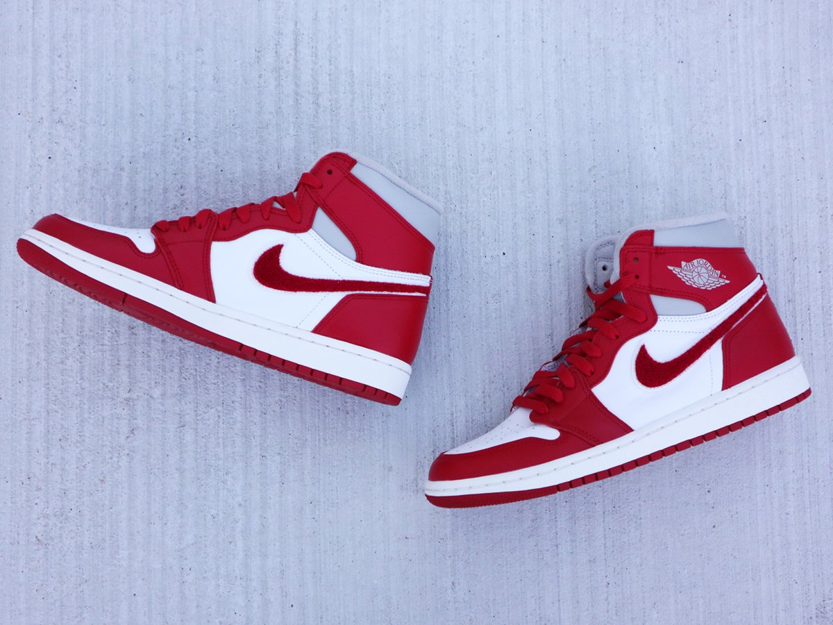 sneakershopskit's tweet photo. WMNS AIR JORDAN 1 RETRO HIGH OG
スタジャンをイメージしたデザイン。スウッシュには起毛のシェニール素材、袖をイメージしたリブ仕様のシュータンを採用したスペシャルエディション
https://t.co/hzRxlq4wui https://t.co/xr4LMiS9sw