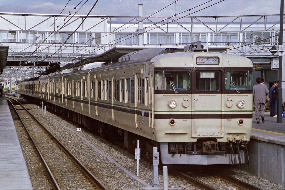 WAU705B's tweet photo. 115系 K13編成【福フチ】

福知山線の103系を撮った時、当然ながら113系や115系もやって来ました。この国鉄時代に見られた方向幕が堪りません。K13の編成番号も結構有名ですが、やはりC-43が印象に残っています。 https://t.co/KwYeCqVOIr