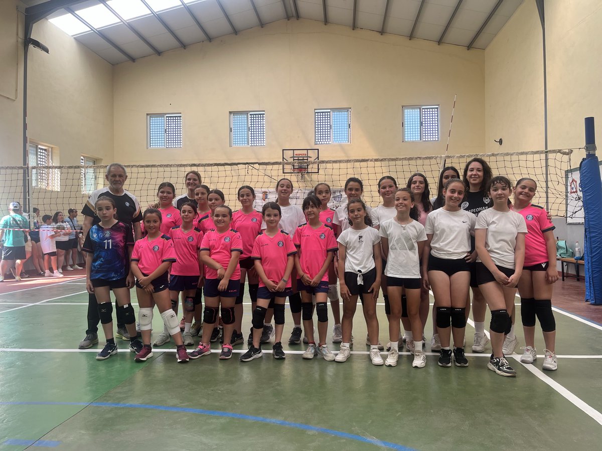 algarsurmenor's tweet photo. Siempre a tope en las XII Horas Vedruna💪🏼

🏐 En esta edición tuvimos la exhibición de nuestras escuelas, partido de nuestros alevines, derbi infantil, la visita de @maristasct y el choque de nuestro Cadete B contra el Escolar de Vedruna 

Hasta el año que viene 👋🏼 https://t.co/Jv8SogKyBv