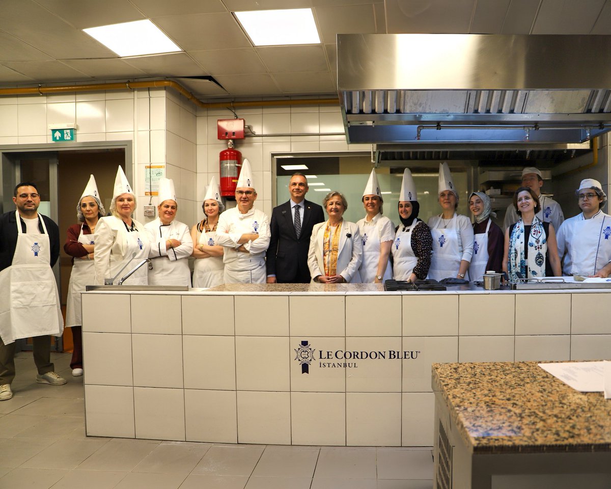 togemder's tweet photo. 📸 Atıksız Türk Mutfağı Yarışması şampiyonlarının Le Cordon Bleu şefleriyle gerçekleştirdiği mutfak atölyesinden kareler. 👩🏻‍🍳👨🏻‍🍳🧁🍛🥘

#AtıksızTürkMutfağı https://t.co/DojSar4oNj