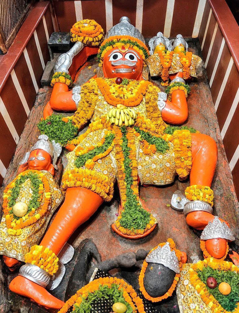 NidhiD_1's tweet photo. संकट कटे,मिटे सब पीरा,जो सुमिरे हनुमत बलबीरा।
बड़े हनुमान जी महाराज सायंकालीन दिव्य दर्शन। https://t.co/Ha4dECEmWU