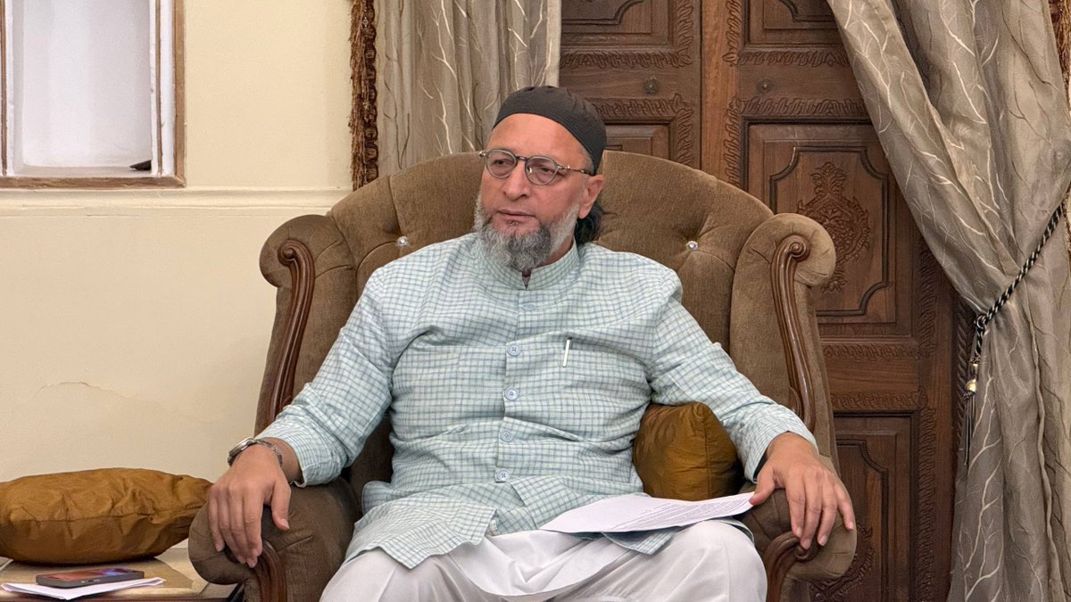 aimim_national's tweet photo. Hyderabad: AIMIM President Barrister @asadowaisi Sahab ne Party Headquarters Darussalam mein AIMIM MLAs aur MLCs ke saath ek aham meeting ki, jisme SIR (Special Intensive Revision) ke amal ka jaiza liya gaya. 
Meeting ke dauran ground-level challenges aur awaam ko pesh aane wali mushkilaat par tafseeli guftagu hui. Is mauqe par is baat par bhi zor diya gaya ke logo'n ki har mumkin madad ki jaye, taaki SIR ke amal ke dauran kisi bhi genuine voter ko pareshani ka samna na karna pade aur unka naam voter list mein barqarar rahe.