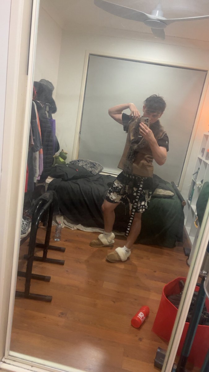 pleasedtoXx's tweet photo. Looking for some fags to come worship me and my stinky feet https://t.co/dESFp1U4Ir