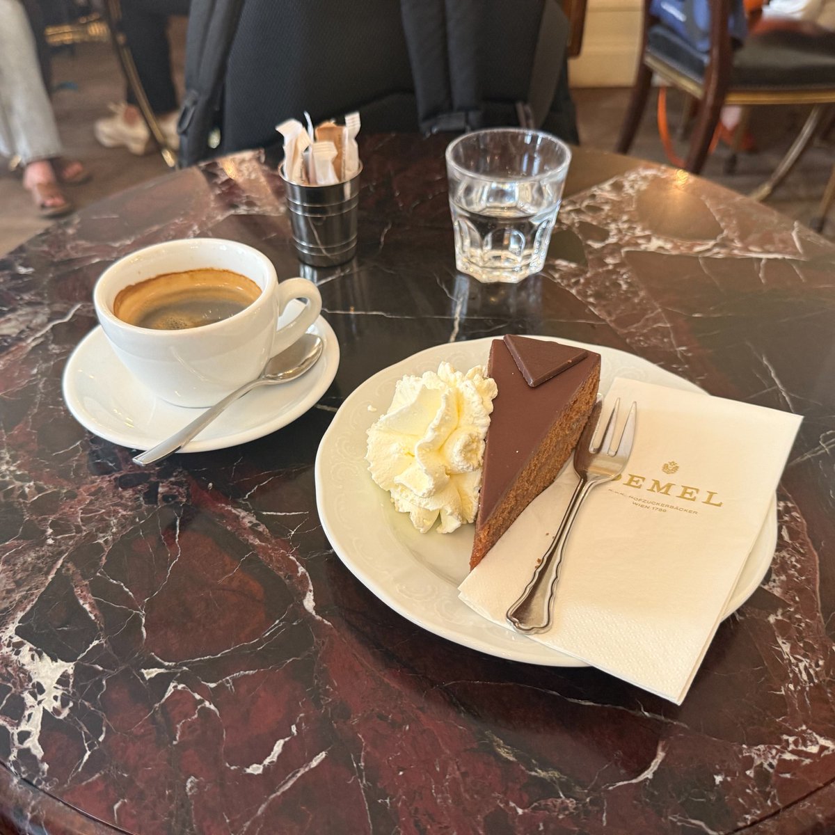 natsusbux's tweet photo. 到着して食べたザッハトルテ🍫
美味しく8割くらい食べられた✨ https://t.co/rdd4bQlPL5