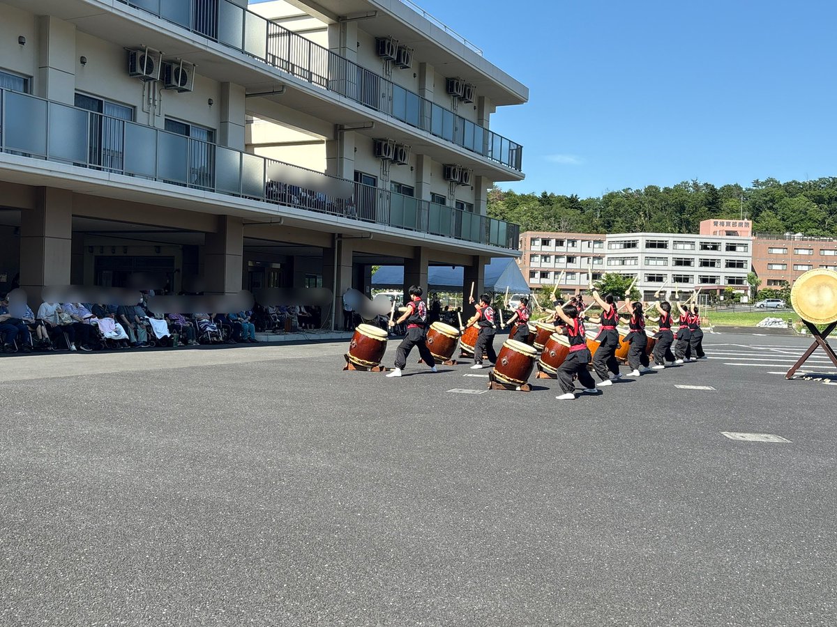omesogoz's tweet photo. 和太鼓部

5月30日(土)に特別養護老人ホーム青梅白寿苑にて、演奏させていただきました。
「ありがとう」「元気もらったよ」の声が、さらなる原動力となります。
9月にもお招きいただいていますので、またパワーアップした演奏をお届けできるように頑張ります！！
美味しいかき氷をいただきました☺️ https://t.co/KTQQAguoWu