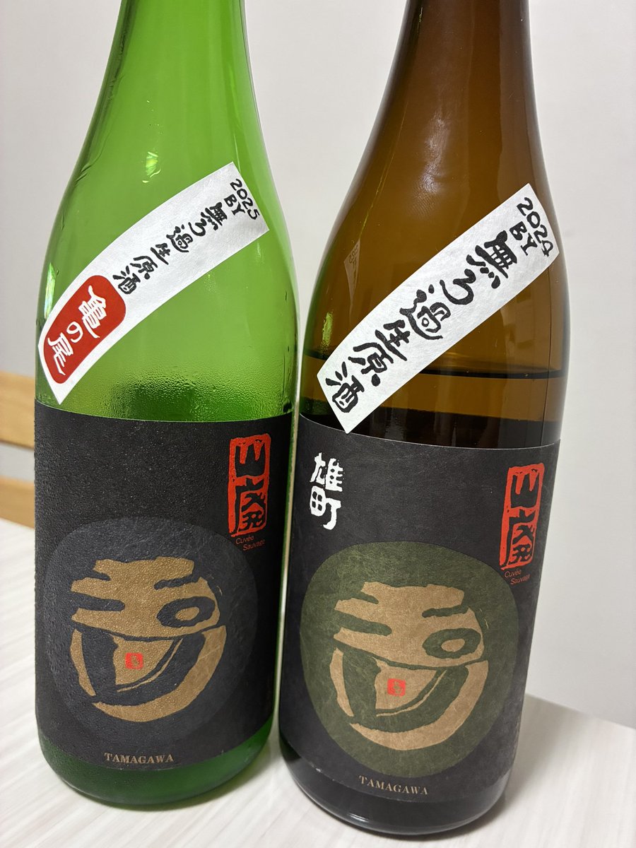 nihonsyux's tweet photo. 山廃好きなら玉川は必需品
左の亀の尾は開栓直後は芳醇な香りがあり冷酒で美味かったが、冷蔵数日で香りが抜けて酸が目立つ酒に…
数年置いて味を伸ばしてもいいが、今回は常温保存の雄町（右）をブレンドするとなかなか良いバランスに。
酒はたくさん保有しておいてマリアージュを楽しむのも良い https://t.co/X0nzmBcr7F