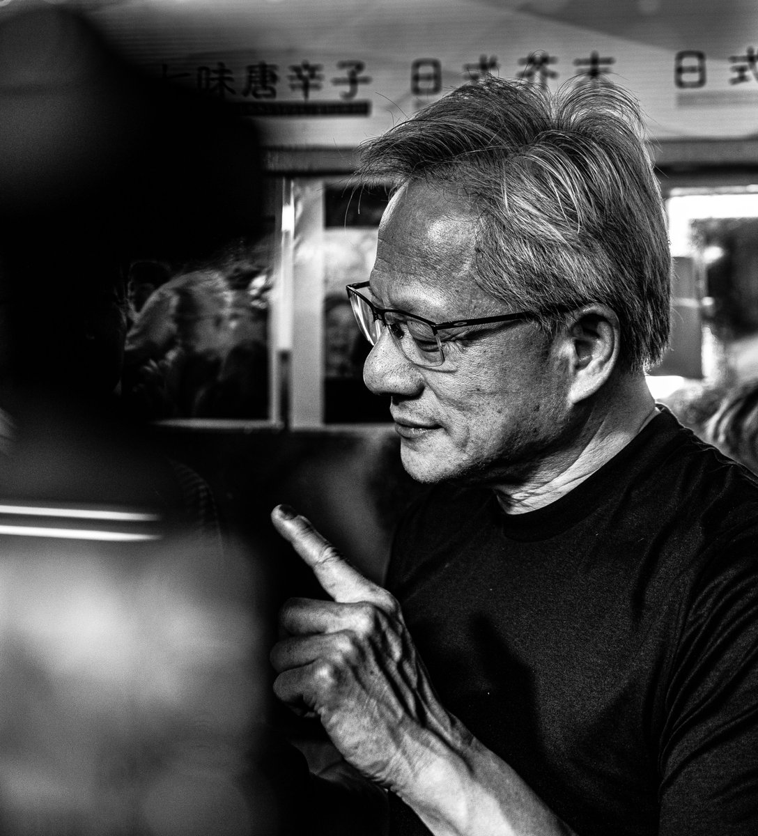 KayLogBook's tweet photo. Street Photography in Taiwan...

まさかの！！ 

#NVIDIA #JensenHuang #台湾 https://t.co/f1sofb1D6I