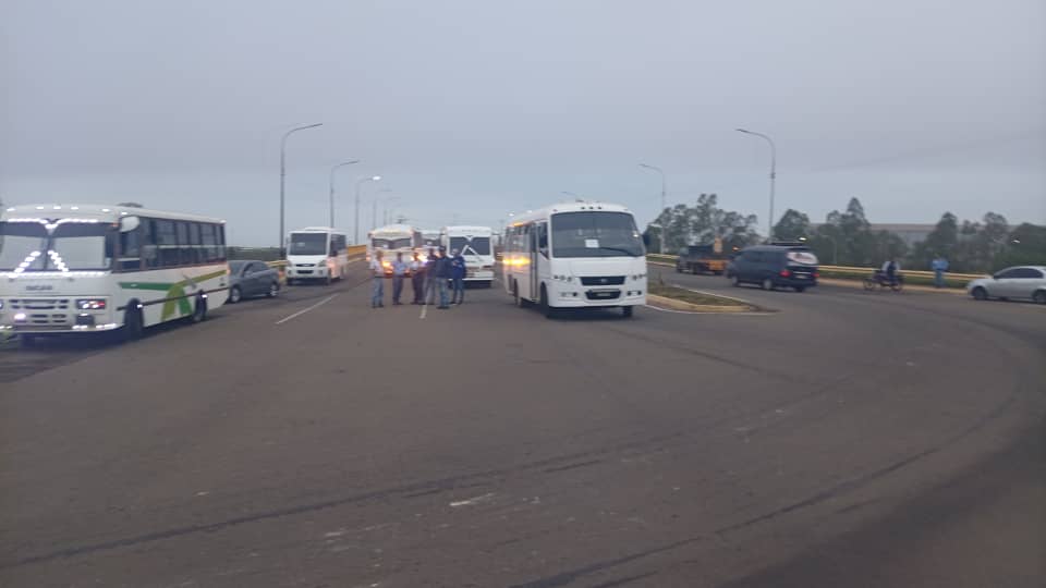 Jhoalys's tweet photo. #3Jun 6:10 am. Trabajadores en #Guayana realizan asamblea desde el Distribuidor de Alcasa, en la avenida de los Trabajadores, la cual comunica con la autopista Puerto Ordaz - Ciudad Bolívar. https://t.co/xeEItlOeCI