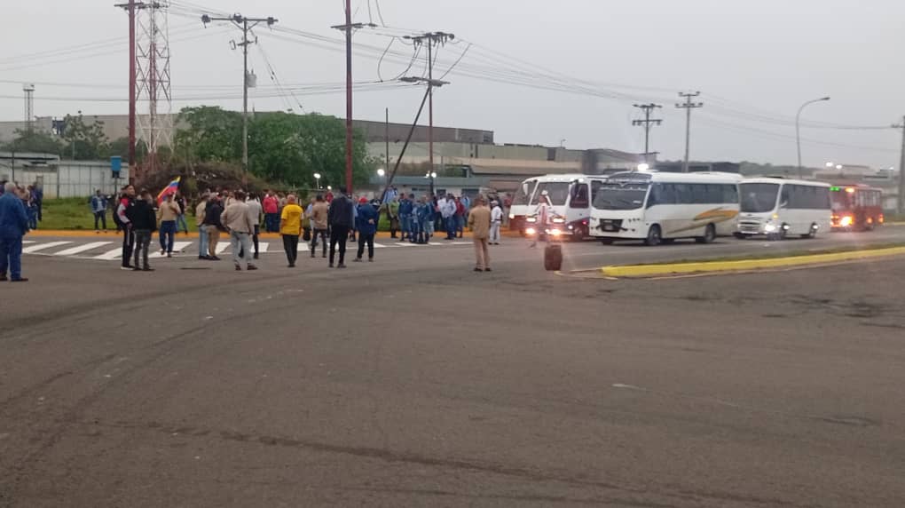 Jhoalys's tweet photo. #3Jun 6:10 am. Trabajadores en #Guayana realizan asamblea desde el Distribuidor de Alcasa, en la avenida de los Trabajadores, la cual comunica con la autopista Puerto Ordaz - Ciudad Bolívar. https://t.co/xeEItlOeCI