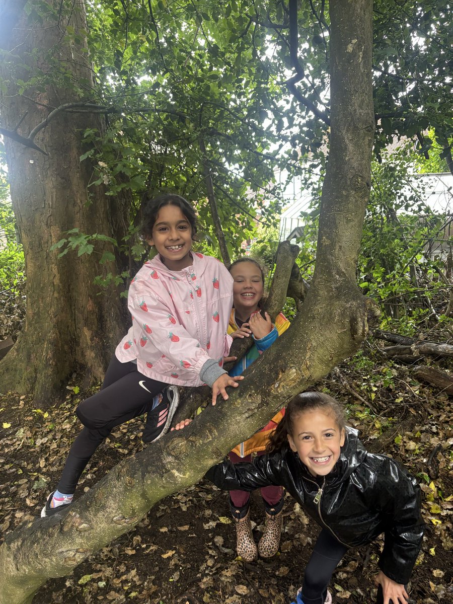 CoppiceB75's tweet photo. Year 3 are having another great (but very wet) morning in the woods! https://t.co/lt516Bavax