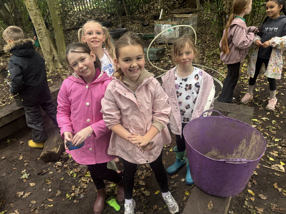 CoppiceB75's tweet photo. Year 3 are having another great (but very wet) morning in the woods! https://t.co/lt516Bavax