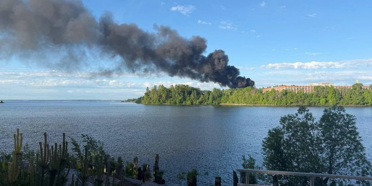 InformNapalm's tweet photo. "Дим над Кронштадтом сьогодні — для мене глибокий символ.

Назву #Кронштадт я добре запам’ятав ще з дитинства, коли жив на Донбасі й слухав розповіді свого діда про п’ятирічну строкову службу на радянському Північному флоті. У цих історіях час від часу звучала ця назва — Кронштадт, порт, до якого заходили військові кораблі різних флотів.

Мій дід був українцем. Він багато розповідав про свою службу, про людей і про тодішні порядки. Згадував, як росіяни називали українців “хохлами”, вкладаючи в це зневагу, але водночас добре знали: українці не люблять конфліктів без потреби, проте здатні дати жорстку відсіч, якщо їх принижувати або намагатися зламати. Сам дід був старшиною 2 статті та командував відділенням.

Ще в дитинстві я запам’ятав одну його просту думку: росіяни поважають силу, а слабкість сприймають як можливість домінувати. Для восьмирічного хлопця це стало одним із тих життєвих уроків, які відкладаються десь глибоко в пам’яті й повертаються через багато років.

На час його служби припала й Карибська криза. Він згадував, як під час відпустки отримав термінову телеграму, поспіхом повертався з центральної України до Кронштадта і буквально забігав по трапу на корабель. Щойно він опинився на борту — трап прибрали, а корабель вийшов у море в напрямку Куби.

Сьогодні Кронштадт — одна з головних баз Балтійського флоту Росії. І коли я побачив новини про дим над ним, то несподівано згадав діда.

Він усе життя пропрацював на шахтах Донбасу. Помер уже під російською окупацією. Через війну я не зміг приїхати й попрощатися з ним.

Але я добре пам’ятаю його розповіді. Не лише про флот. Про те, як Москва століттями використовувала Україну як ресурс. Про Голодомор. Про репресії. Про знищення української еліти, культури й пам’яті. Про імперію, яка звикла жити за рахунок інших народів і сприймати їх не як рівних, а як власність.

Я виріс на Донбасі, але завдяки таким розмовам з дитинства розумів просту річ: якщо показати Кремлю слабкість, він спробує тебе підкорити. Якщо поступатися без кінця — він вимагатиме ще більше.

Тому дим над Кронштадтом для мене — не просто новина про черговий удар.

Це нагадування про те, що імперія, яка століттями звикла приходити на чужу землю, нарешті отримує відповідь. Що українці не лише вистояли, а й навчилися завдавати ударів, які раз за разом роблять колоса слабшим.

І мені здається, що дідо, якби дожив до цього дня, лише мовчки посміхнувся б", 

- написав сьогодні український військовий, друг "Рут", учасник міжнародної розвідувальної спільноти InformNapalm.