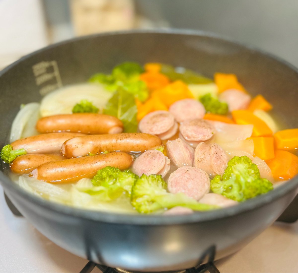 88dad3's tweet photo. 今日は、、こんな感じで🍚

・ポトフ
・えのきとニラのチヂミ
・サバ味噌

今日も炊飯器との戦いに勝利🏅

#今日の献立
#おうちごはん
#ゆうごはん
#料理記録
#料理好きな人と繋がりたい https://t.co/FiMAgG8Blt