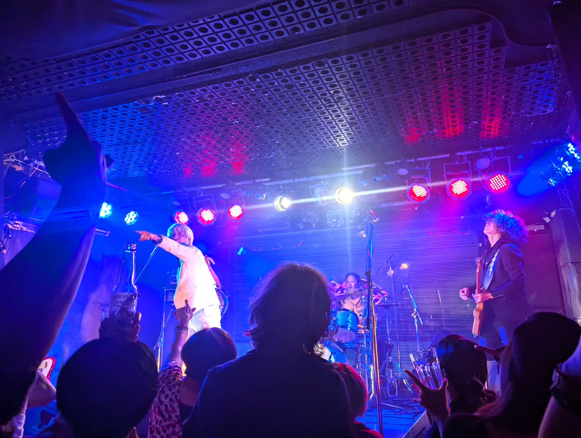 Drkei_japan's tweet photo. 千葉の老舗バンド？！「The Swiss Porno」のライブって、ホントに面白いし、熱いし、ノリノリに盛り上がる。曲もハードでキャッチーでポップで尖ってる。歌詞もシンプルでストレートですぐに頭に入ってくる。これがロックバンドだよな！って思わせてくれるんだね💛

あ～い～で…？！ https://t.co/dURPd15lYl