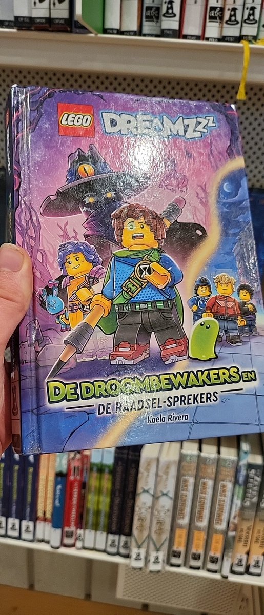 TheChimaChannel's tweet photo. This is SO cool to have as a kid, an actual lego book!

In my time the longest story we'd get were only ~5 pages. Those last minutes before bedtime reading about my favourite lego theme were very special. 
I hope Lego keeps investing in the medium. Keep reading 📚
@TommyAndreasen https://t.co/BFyDWMqysp