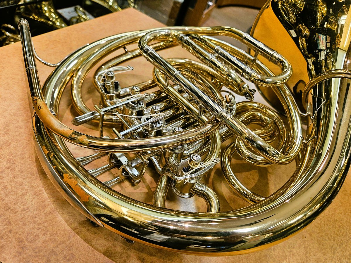 wind_crew's tweet photo. 【#ホルン】
#管楽器グランドフェスティバル 開催中！#中古ホルン 入荷速報✨

Hans Hoyer (ハンスホイヤー)  
フルダブル C12MAL❣

ツインロータリー搭載のフルダブル！
スムーズな息の流れ！
レスポンスの速さ♬

左手部、ベルフレア内側にラッカー剥がれがありますが、コンディション良好😊

#オケ https://t.co/sOAg10fOlW