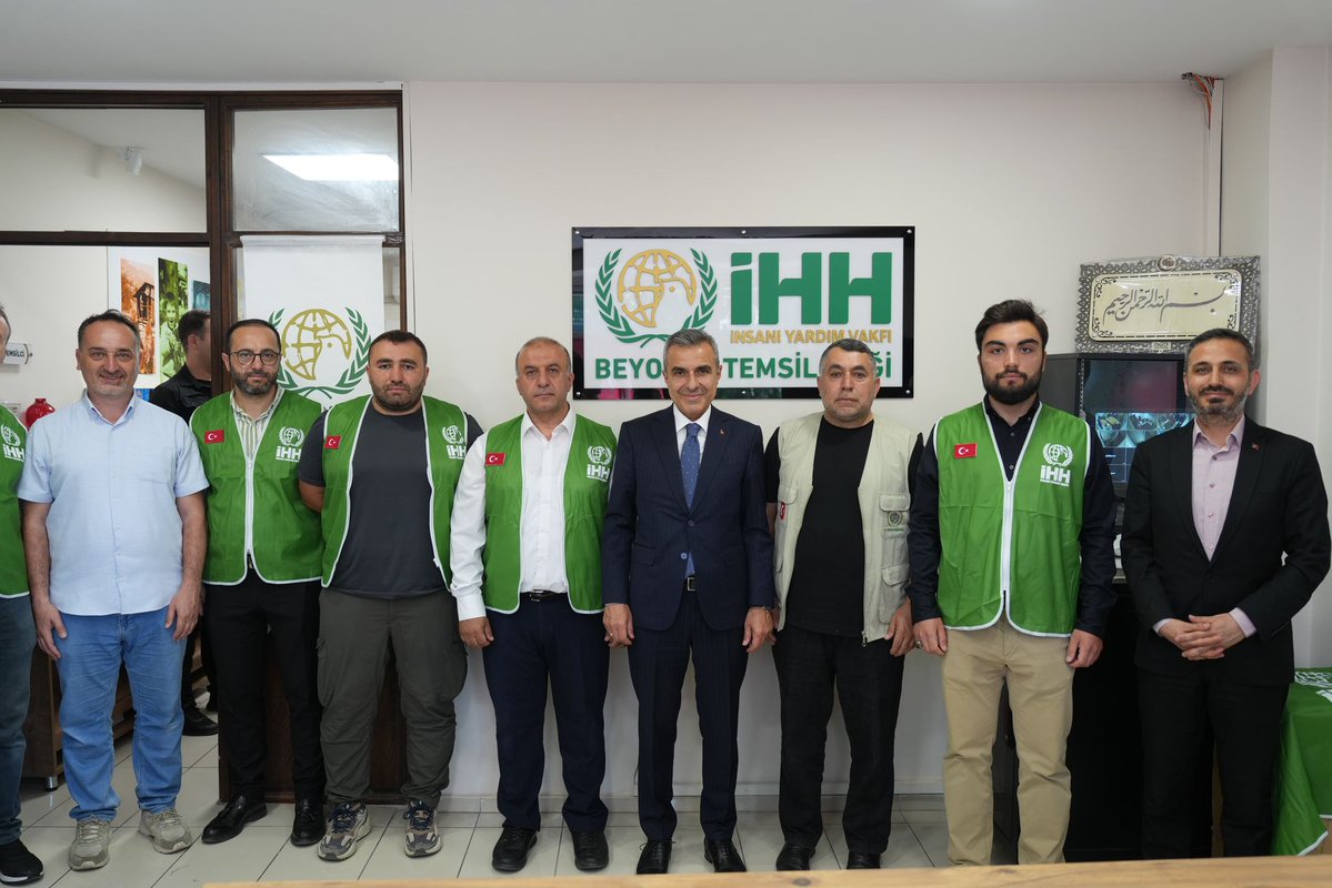 TC_Beyoglu's tweet photo. Kaymakamımız Sayın Abdullah Atakan Atasoy, İHH Beyoğlu Temsilciliğini ziyaret etti. İHH Beyoğlu Temsilcisi Sayın Necati Akar ve yönetimiyle bir araya gelen Kaymakamımız, yürütülen insani yardım faaliyetleri hakkında bilgi aldı.
Nazik ev sahiplikleri için kendilerine teşekkür ederiz.
@TC_istanbul
@gul_davut
@ataatasoy19