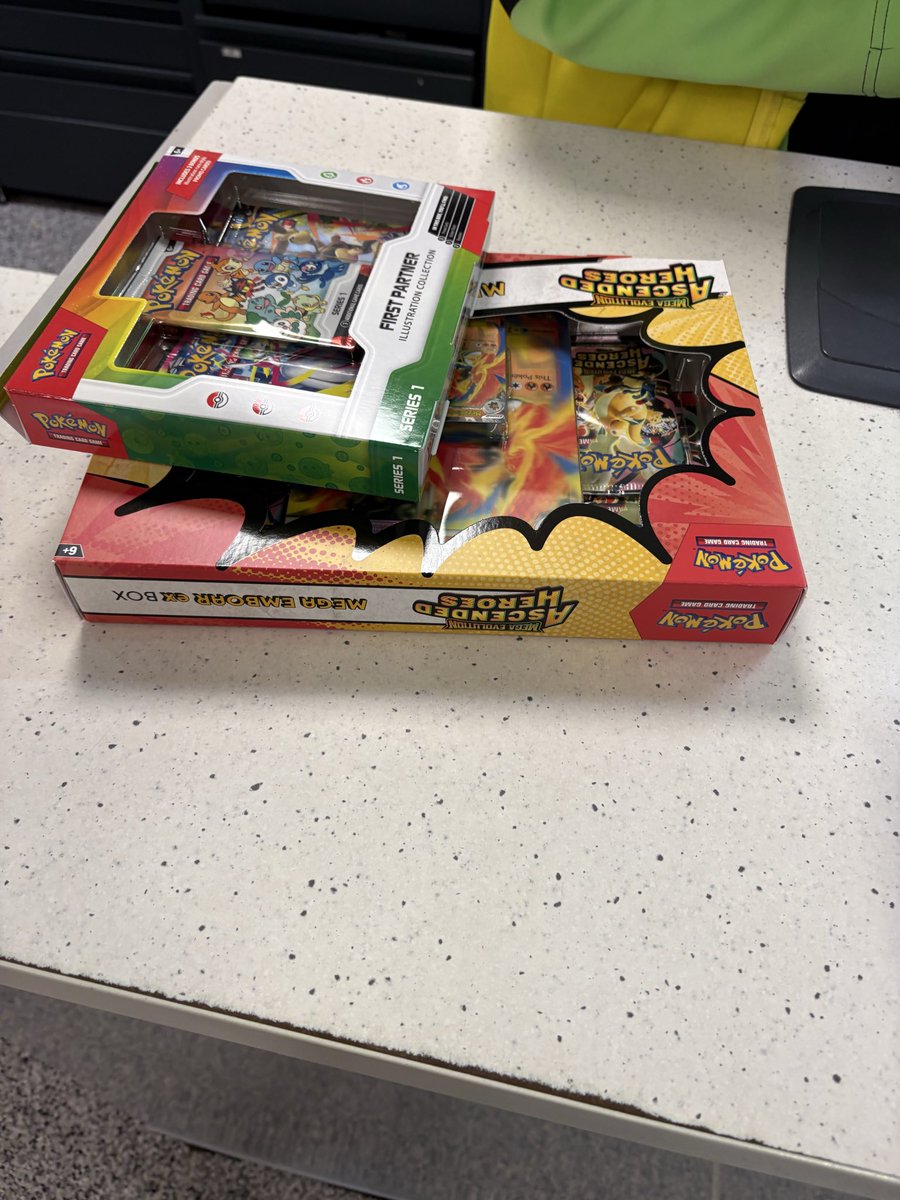 DaveWildTCG's tweet photo. @PokemonStockUK Also in my Asda https://t.co/5cQqhkwZD9
