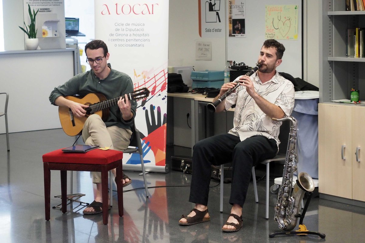DiputacioGirona's tweet photo. 🎶 Tornem a engegar el projecte «A tocar» impulsat per la Fundació @casamusicagi i la #DdGi, per apropar la música a col·lectius en situació d'exclusió cultural a hospitals i centres sociosanitaris de la demarcació de #Girona

✅S'ha programat actuacions a Figueres, Puigcerdà, Olot, Campdevànol, Palamós, Cassà de la Selva, Santa Coloma de Farners, Riudellots de la Selva i Banyoles.

📍Ahir amb Ai Ai Graça, a l'@hospiolot i avui a l’Hospital de #Campdevànol.

👀👉https://t.co/cDnqgw1QW0