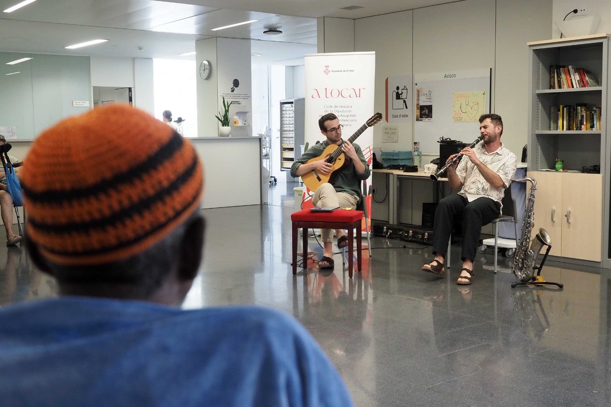 DiputacioGirona's tweet photo. 🎶 Tornem a engegar el projecte «A tocar» impulsat per la Fundació @casamusicagi i la #DdGi, per apropar la música a col·lectius en situació d'exclusió cultural a hospitals i centres sociosanitaris de la demarcació de #Girona

✅S'ha programat actuacions a Figueres, Puigcerdà, Olot, Campdevànol, Palamós, Cassà de la Selva, Santa Coloma de Farners, Riudellots de la Selva i Banyoles.

📍Ahir amb Ai Ai Graça, a l'@hospiolot i avui a l’Hospital de #Campdevànol.

👀👉https://t.co/cDnqgw1QW0