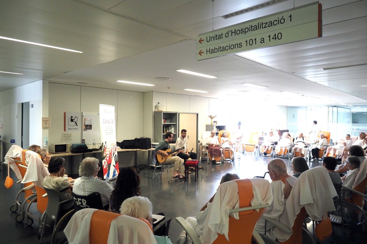 DiputacioGirona's tweet photo. 🎶 Tornem a engegar el projecte «A tocar» impulsat per la Fundació @casamusicagi i la #DdGi, per apropar la música a col·lectius en situació d'exclusió cultural a hospitals i centres sociosanitaris de la demarcació de #Girona

✅S'ha programat actuacions a Figueres, Puigcerdà, Olot, Campdevànol, Palamós, Cassà de la Selva, Santa Coloma de Farners, Riudellots de la Selva i Banyoles.

📍Ahir amb Ai Ai Graça, a l'@hospiolot i avui a l’Hospital de #Campdevànol.

👀👉https://t.co/cDnqgw1QW0
