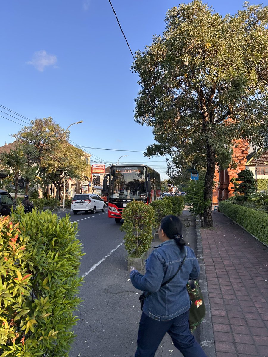 suindraw's tweet photo. Rabu perjalanan sebagai komuter pengguna transportasi umum di Aglomerasi Sarbagita. Halte Bus Stop Dewi Sartika sudah mulai dibangun dan tidak sabar menunggu jika sudah jadi @anamazingbali @BaleBengong @BisKota_ @txttransportasi @jalur5_ https://t.co/QAcKqIutgL