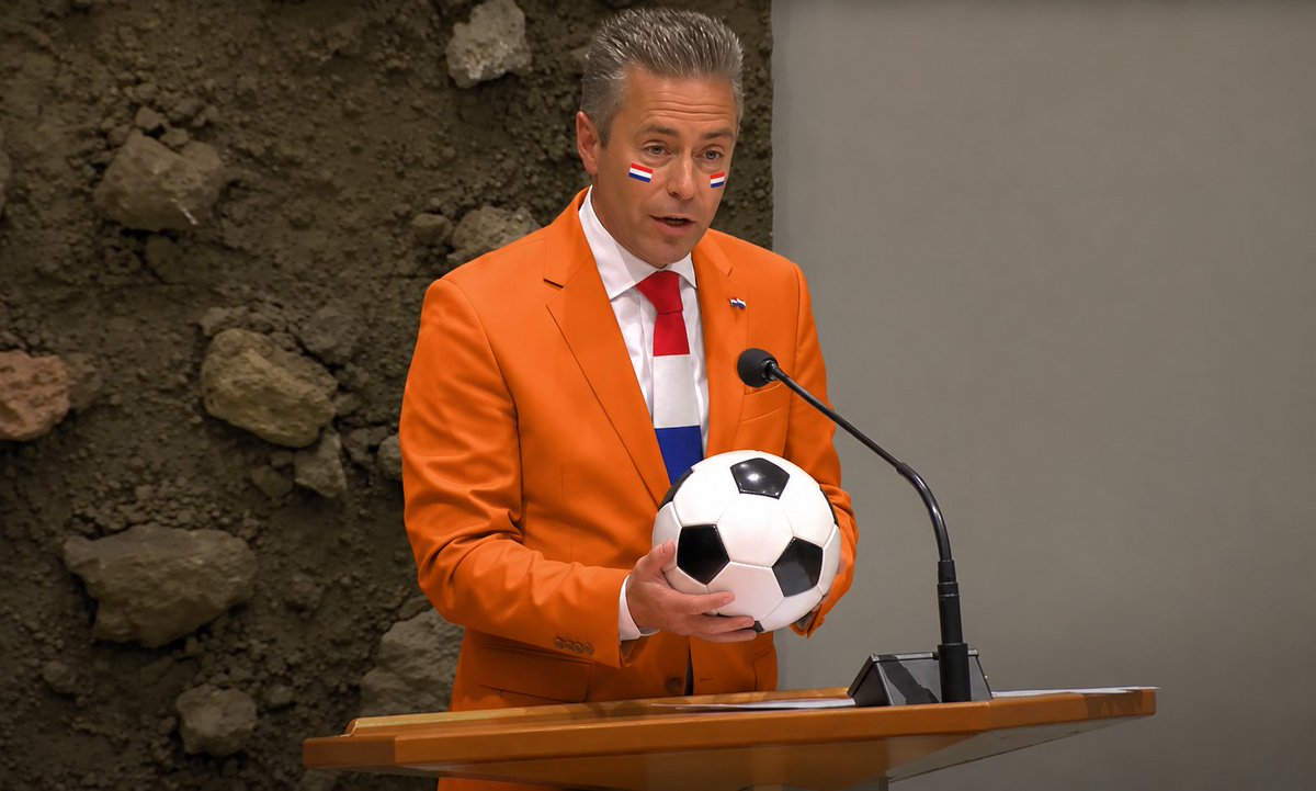 visboer's tweet photo. "De Leeuw in z'n hempie laten staan dient zwaar bestraft te worden." Chris Stoffer (SGP) dient een motie in om symbolische vernedering van Oranje expliciet strafbaar te stellen en gemeenten te verplichten hierop streng te handhaven, met hoge boetes voor overtredingen. https://t.co/nDzjvjwfFc